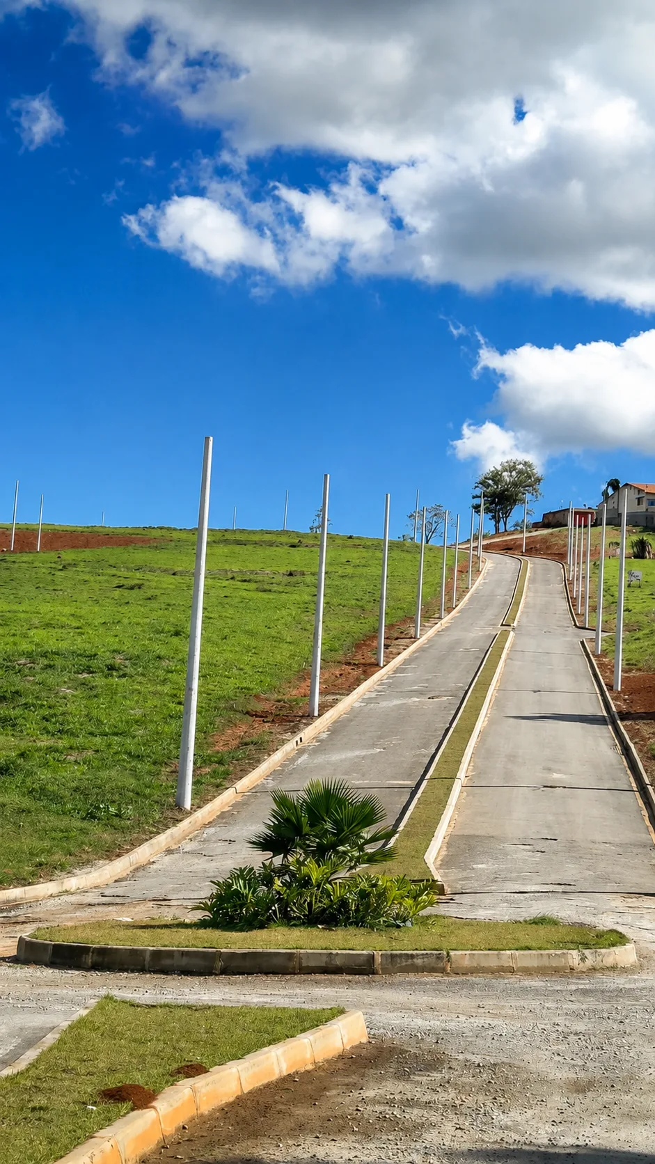 Postes de concreto instalados ao longo de via interna do Serra Verde